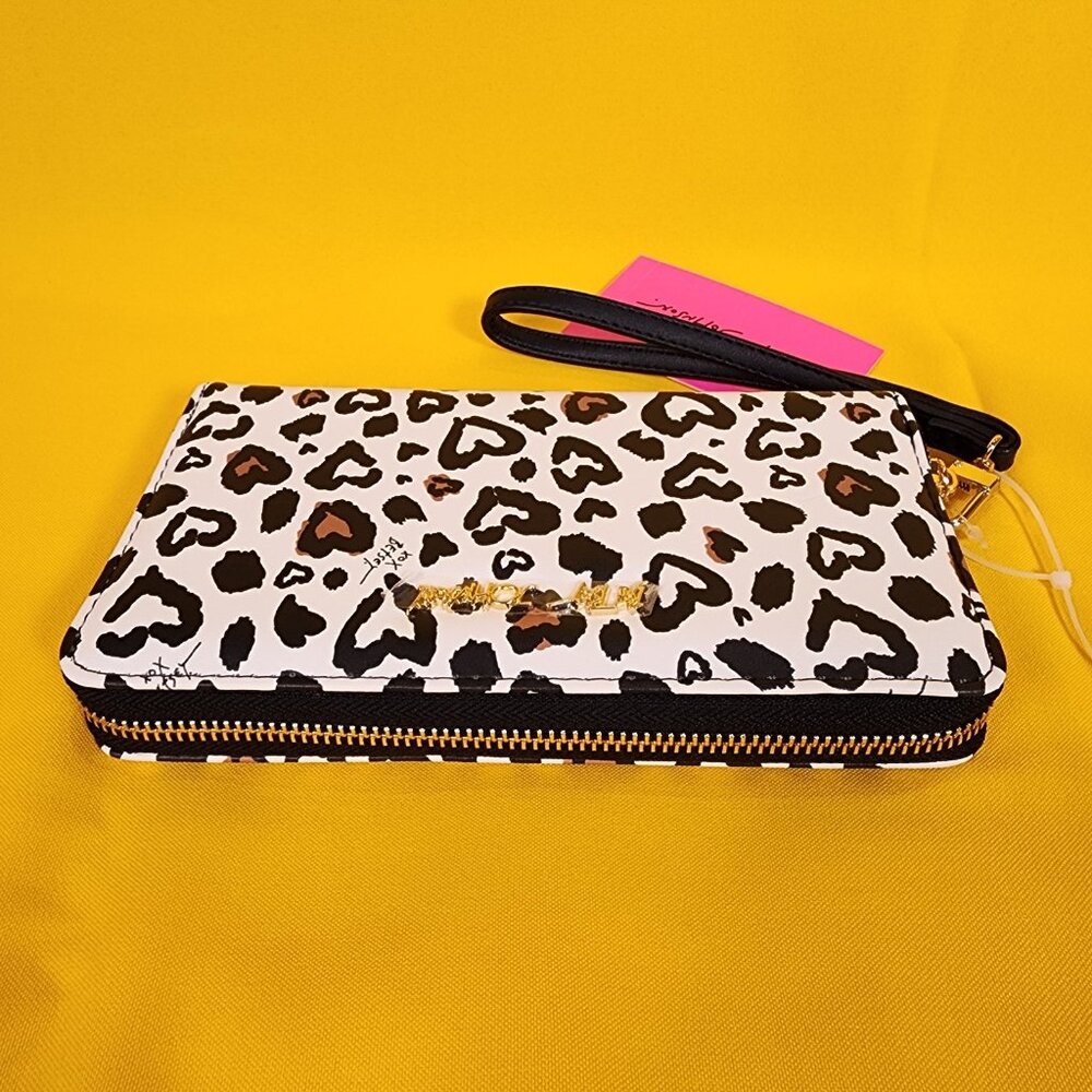 Betsey Johnson Leopard Heart White Black Wallet Wristlet Zip Around NEW - Picture 9 of 12
